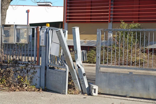 Alter verlassener Bauernhof mit Zaunlinie und abgestütztem Tor kaputt — Stockfoto