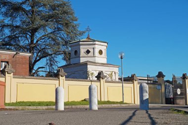 Kubbe ve küçük kilise pencere