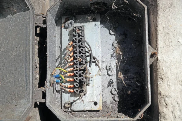 오래 된 녹슨 퓨즈와 연락처 전기 패널 — 스톡 사진