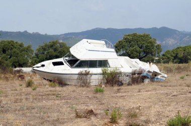 Tekne yok ve bir kasırga sonra terk .