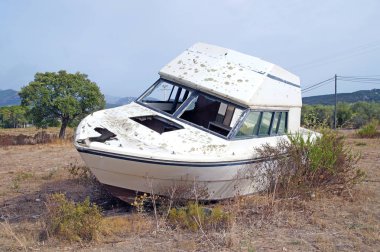 Tekne yok ve bir kasırga sonra terk .