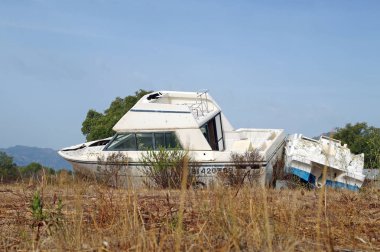 Tekne yok ve bir kasırga sonra terk .