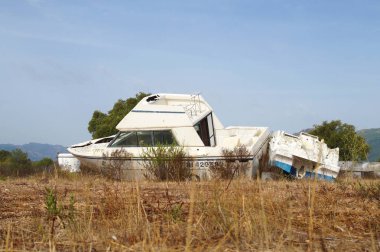 Tekne yok ve bir kasırga sonra terk .