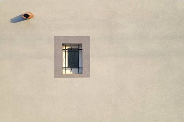 Beyaz duvardaki modern pencere