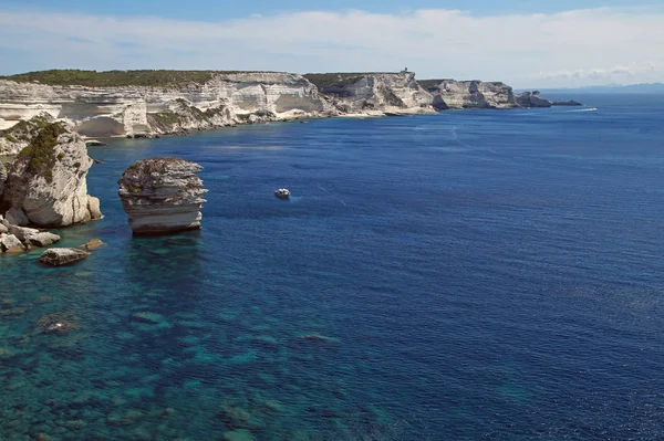 Vista dall'alto di scogliere, baie, mare limpido  . — Foto Stock