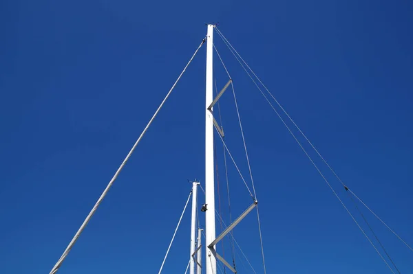 Parte náutica de um iate com cordas, aparelhamento, vela, mastro, âncora, nós  . — Fotografia de Stock