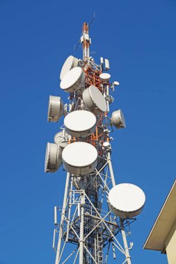 Antenler mavi gökyüzü ile telekomünikasyon Kulesi