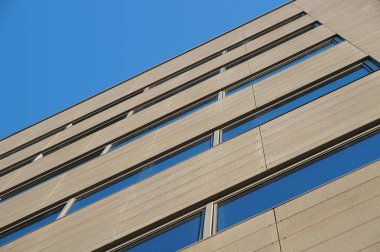 terk edilmiş bir binada bulanık bakış açısı ile Windows