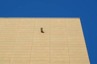 Modern ofis binası karşı açık mavi gökyüzü