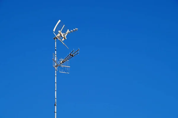 Antenne de télévision placée contre un ciel bleu . — Photo