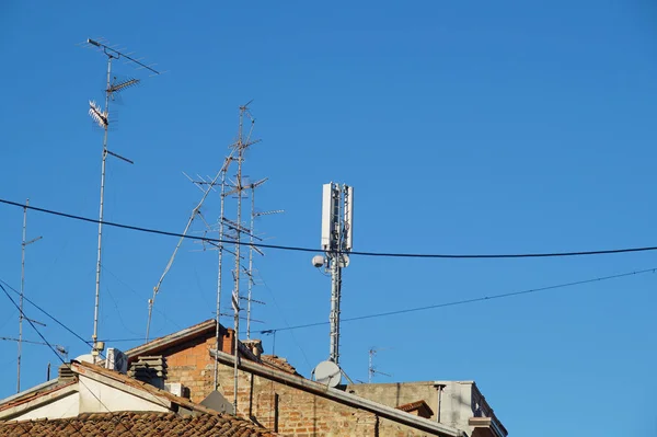 Antena de televisión en el techo con cielo azul —  Fotos de Stock