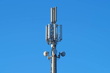 Modern hücresel kule - mavi gökyüzü iletişim. Dikey fotoğraf.