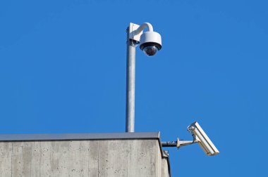 Güvenlik Cctv güvenlik kameraları karşı mavi gökyüzü