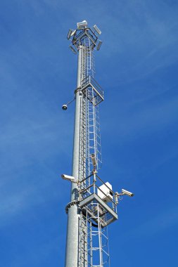 Güvenlik kameraları ve modern aydınlatma armatürleri elektrik direği üzerinde