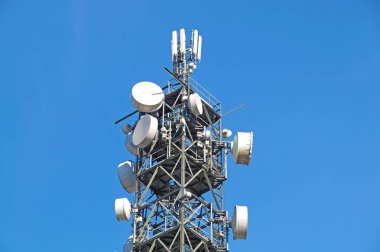 Mavi gökyüzü ile telekomünikasyon kutup kule Televizyon antenler