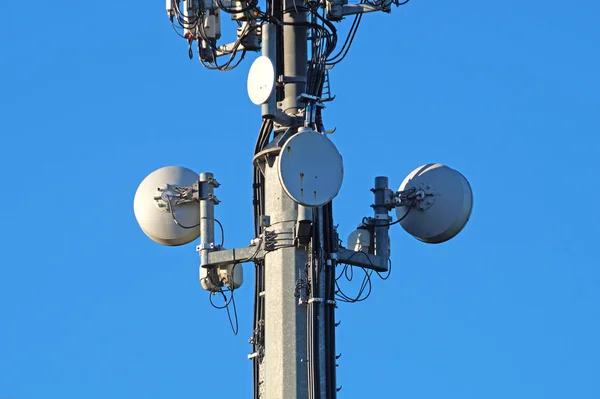 Tour cellulaire moderne - Communication sur le ciel bleu. Photographie verticale . — Photo