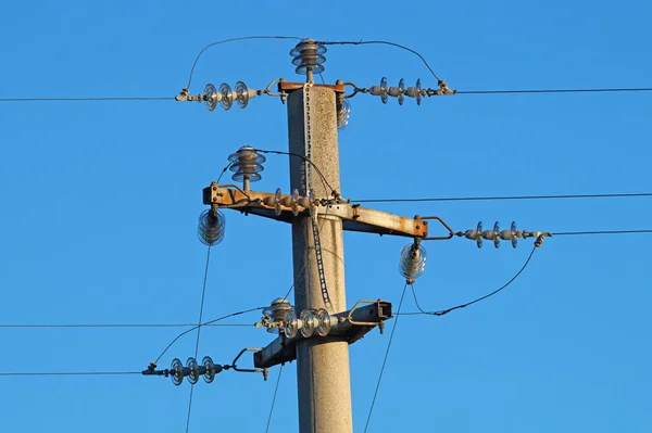 Stroomleiding tegen de blauwe lucht — Stockfoto