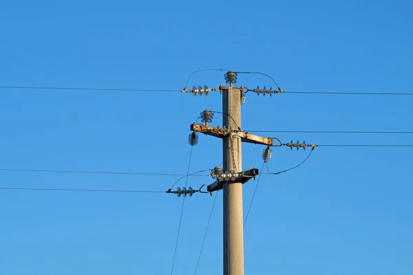 Linha de energia contra o céu azul — Fotografia de Stock