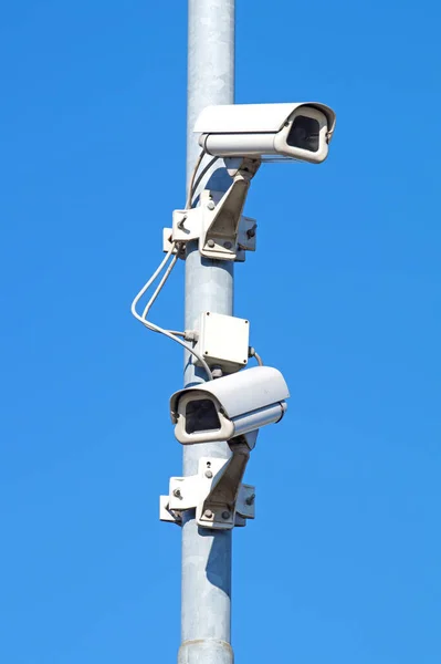 Überwachungskameras vor blauem Himmel — Stockfoto