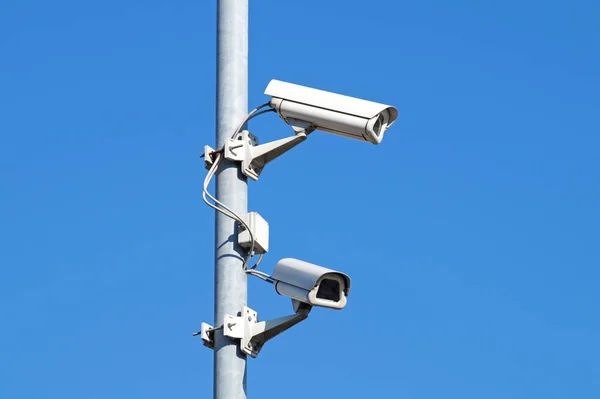 Telecamere di sorveglianza contro cielo blu Sicurezza Cctv — Foto Stock
