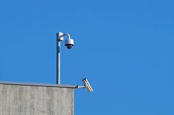 Kamery monitoringu przeciwko niebieski niebo zabezpieczeń Cctv — Zdjęcie stockowe