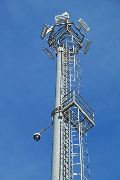 Überwachungskameras und moderne Beleuchtungskörper am Laternenpfahl — Stockfoto