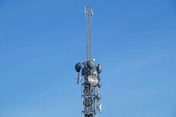 Κεραίες τηλεοράσεων Πύργος πόλο τηλεπικοινωνιών με το μπλε του ουρανού — Φωτογραφία Αρχείου