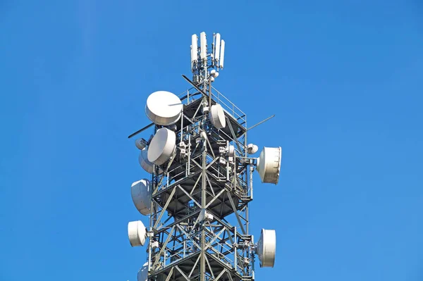 Telekommunikation pole tower TV-antenner med blå himmel — Stockfoto