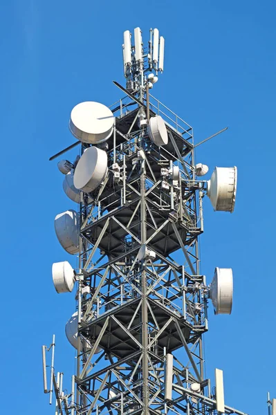 Telecomunicazione palo torre antenne televisive con cielo blu — Foto Stock