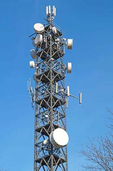 Antennes de télévision à tour de poteau de télécommunication avec ciel bleu — Photo