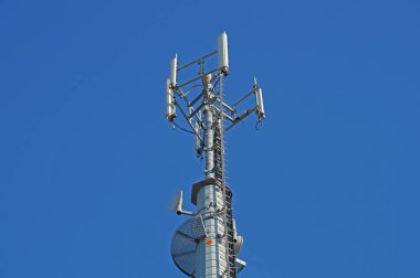 Mobil Direğin arkasına ağaç zemin, mavi gökyüzü geri teknoloji ile çevre bulunabilir