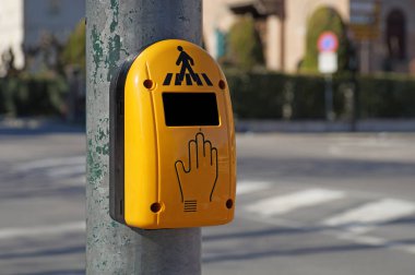 Yaya geçidi Amsterdam için sarı yaya geçidi düğmesinin yakın çekim,