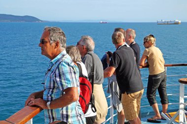 Barcelona - 2 Haziran 2016: bir grup insan manzarası bulunan bağlantı gelen tekne izliyor