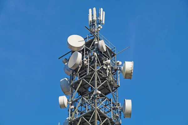 Antennes de télévision à tour de poteau de télécommunication avec ciel bleu — Photo