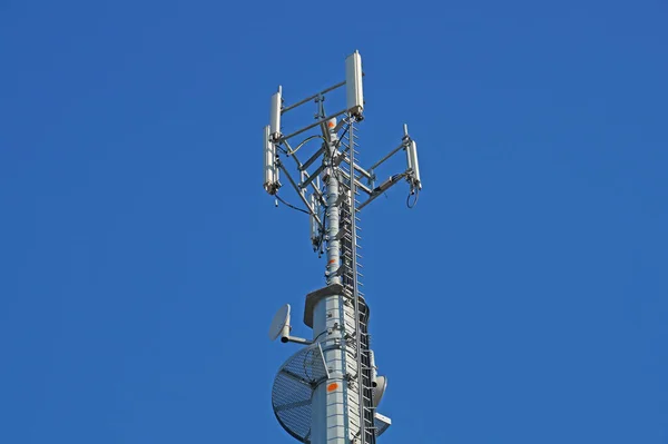 Poteau mobile derrière l'arbre avec fond bleu ciel, la technologie peut coexister l'environnement — Photo