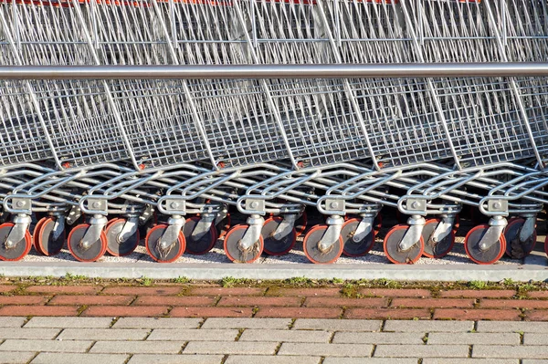 Ряд торговых тележек или тележек в супермаркете — стоковое фото