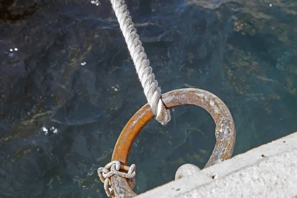 Nautical rope at the pier — Stock Photo, Image