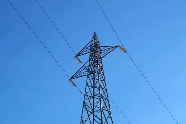 Электрические столбы высокого напряжения в белом облаке и голубом небе — стоковое фото
