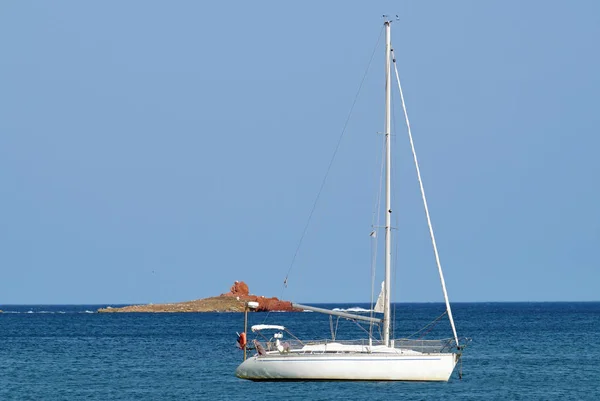 Fehér, kék tengeren vitorlás Yacht elemzéséhez. Négyszögletes fénykép másol hely. — Stock Fotó