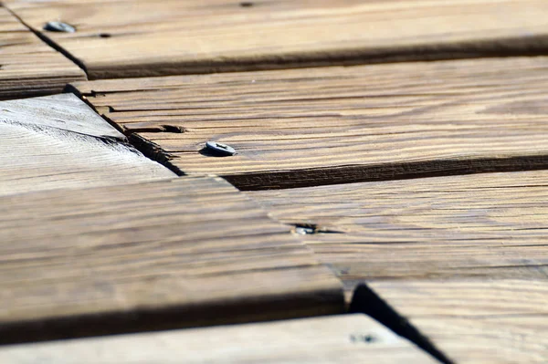Régi vintage szutykos barna fa asztali táblák homályos háttérrel . — Stock Fotó