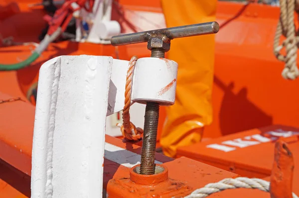 Детальний вид на мотузку, морське обладнання з фоном на червоному човні — стокове фото