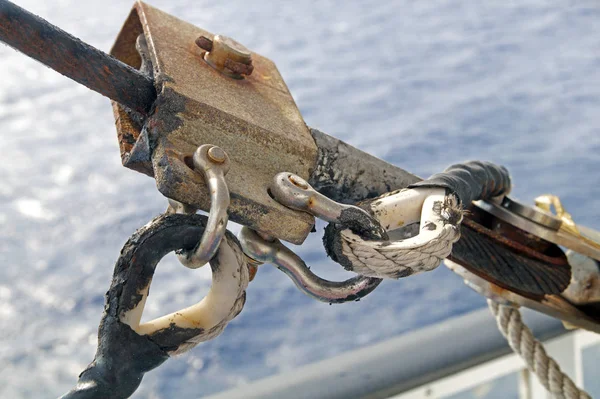 Klättring sele riggad på en karbinhake i handel fartyg — Stockfoto