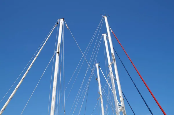 Nautiska del av en båt med sladdar, rigg, segel, mast, ankare, knop . — Stockfoto