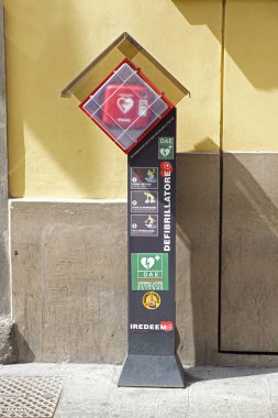 Bir otomatik cihazı Aed İtalyan Town Lecco istasyonu