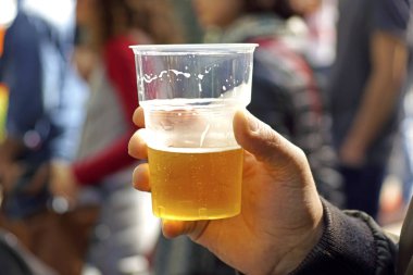 Elinde bir bardak bira