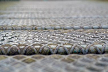 Plaka kayma eski metal zemin sac, paslı doku, metalik, sanayi arka plan, alüminyum yüzeyler, endüstriyel parlak gümüş rhombus şekillerle.