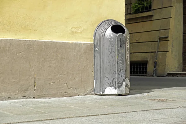 Mülleimer Mülleimer Mülleimer draußen gegen Ziegelwand mit Kopierraum — Stockfoto