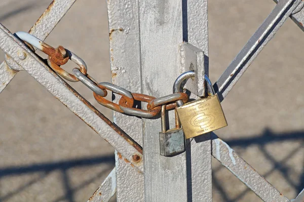 Zamknąć na blokady bramy i łańcuch — Zdjęcie stockowe