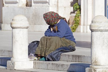 Rome, İtalya - 24 Mart 2016: resimde olanlar gibi evsiz insanlar-ebilmek var olmak hemen hemen her köşesinde sokak ortasındaki büyük şehirler görülen