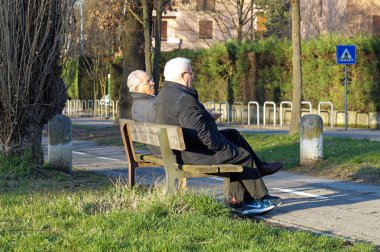Rome, İtalya - 14 Mart 2015: şehir merkezinde meydanında yaşlı insanlar